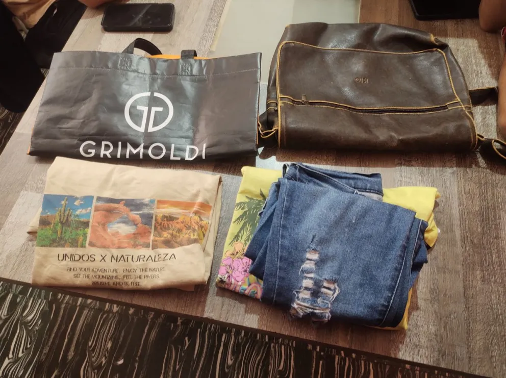 Parte de la ropa recuperada y que fue robada en dos tiendas de Villa de Merlo. Foto Policia. 