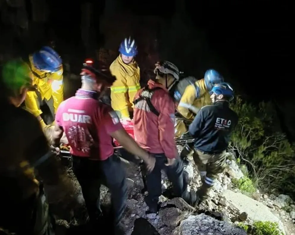 Rescataron a una mujer que estaba haciendo trekking en las Altas Cumbres. 