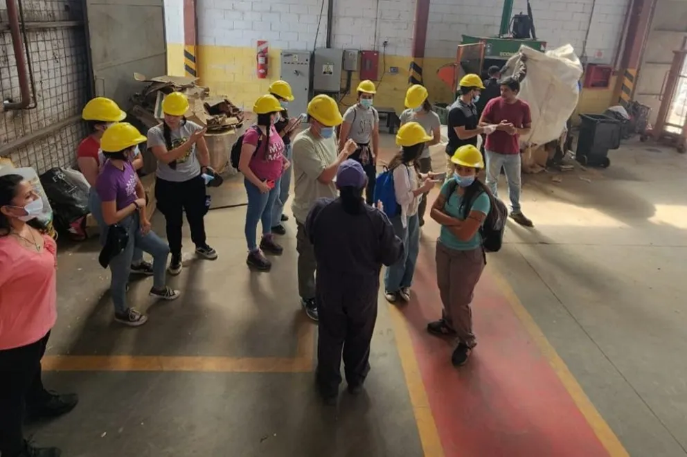 Los estudiantes de la UNCL recorrieron la planta de reciclado ubicada en Carpintería.