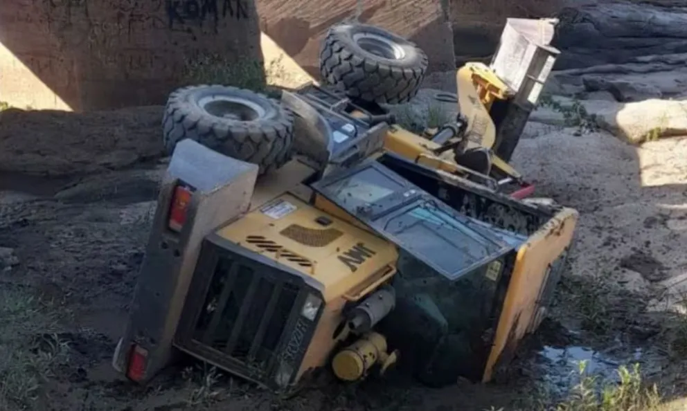 Una Pala Mecánica Cayó De Un Puente En Traslasierra Y Dejó A Un ...