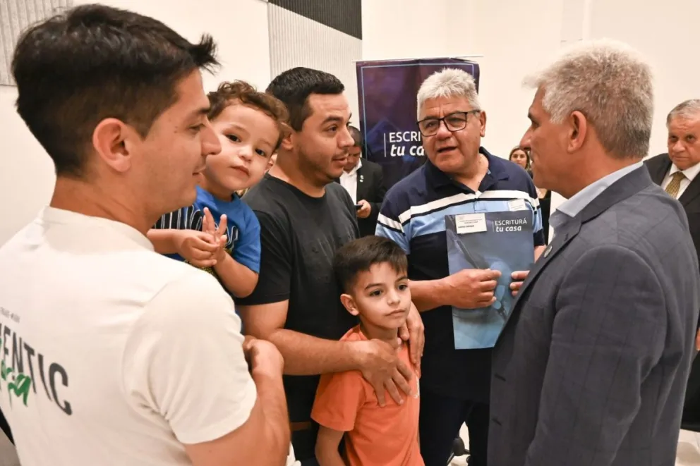 Acto en Villa de Merlo para entrega de escrituras de viviendas sociales.