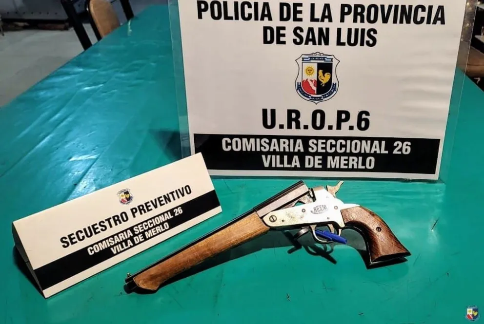 El arma secuestrada por la policía de Merlo. Foto. Pol. San Luis.