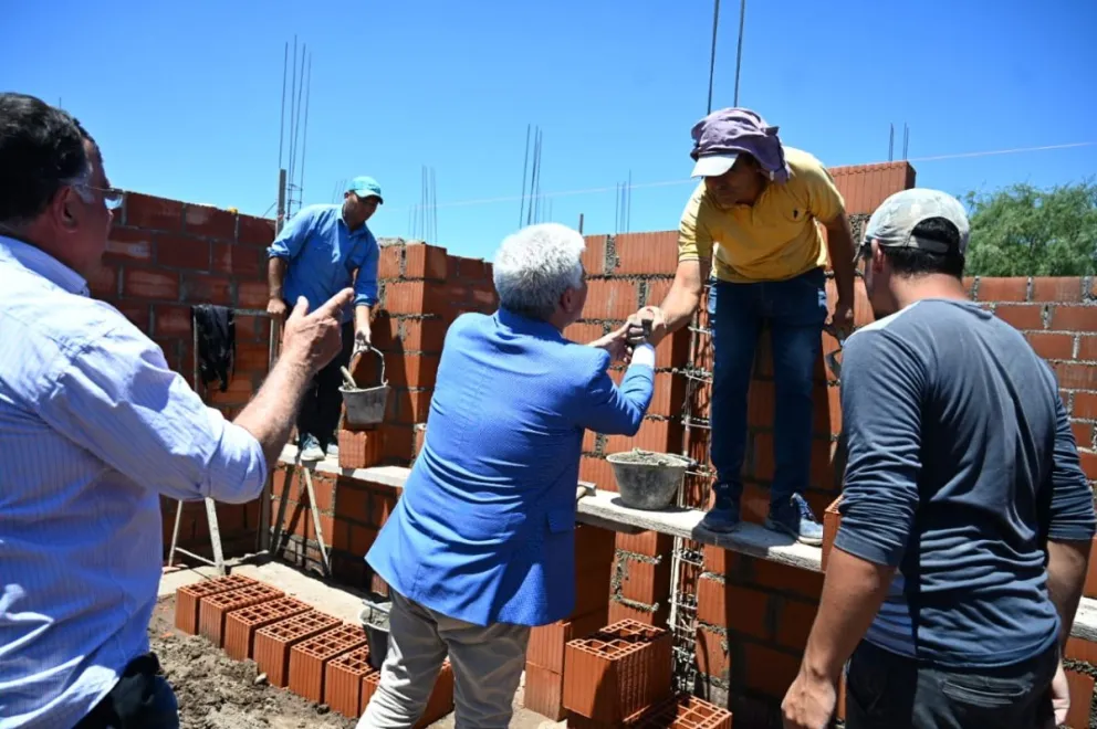 Recorrida de Poggi por Santa Rosa y Merlo en el inicio de obras de viviendas.