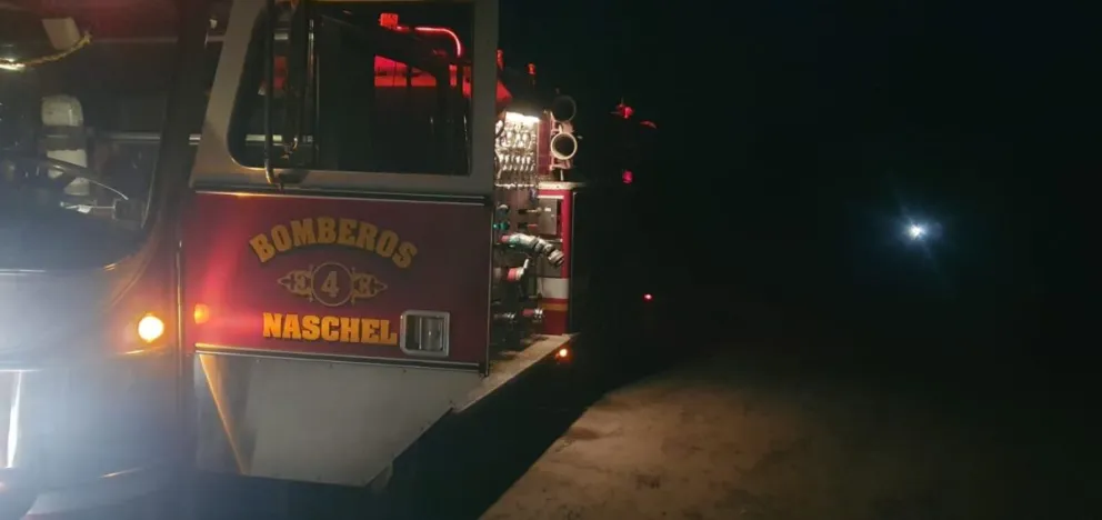 Bomberos de Naschel rescataron un vehículo del agua.