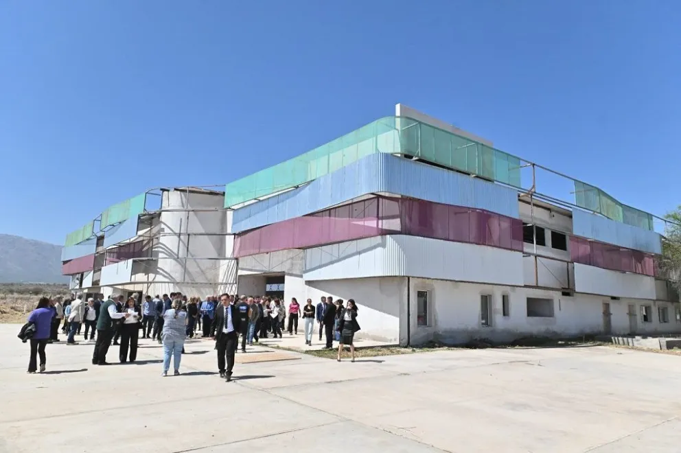 Desde el ministerio de Educación se informa a las familias de la Villa de Merlo que pueden continuar con la preinscripción para la nueva institución educativa que abrirá sus puertas este año en el barrio 272 Viviendas.
