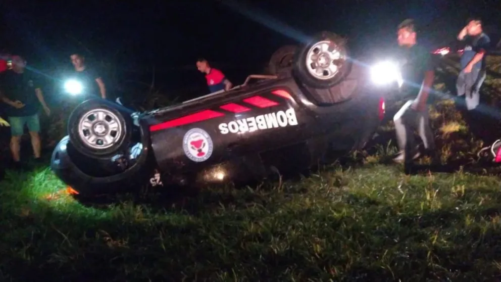 Vuelco de la camioneta de los bomberos voluntarios de Tilisarao.
