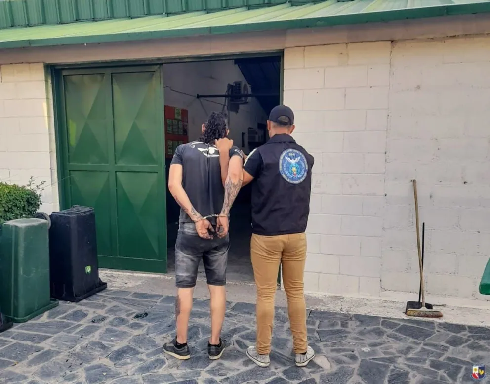 El detenido con antecedentes que distribuía droga en Merlo y la zona. Foto Policia S.L