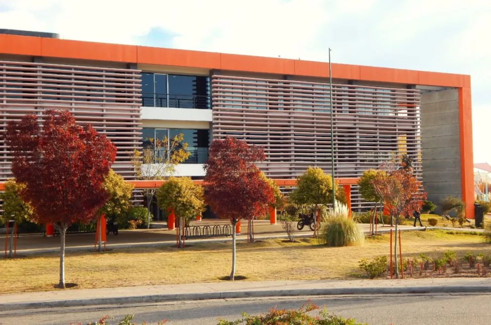 Las certificaciones contienen inconsistencias en los datos personales al igual que en las matrículas de los profesionales, a los que de manera falaz fueron atribuidas. 