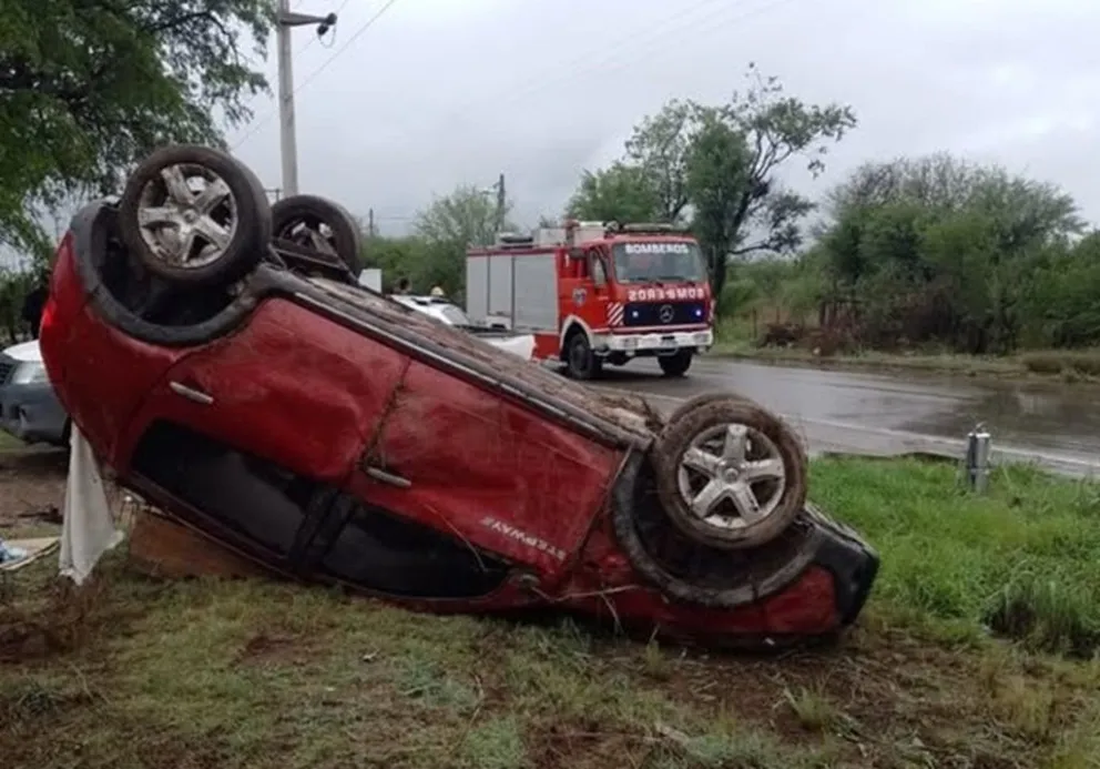 Accidente vehicular y vuelco en la Ruta 28: (Foto: BBVV Carpintería)