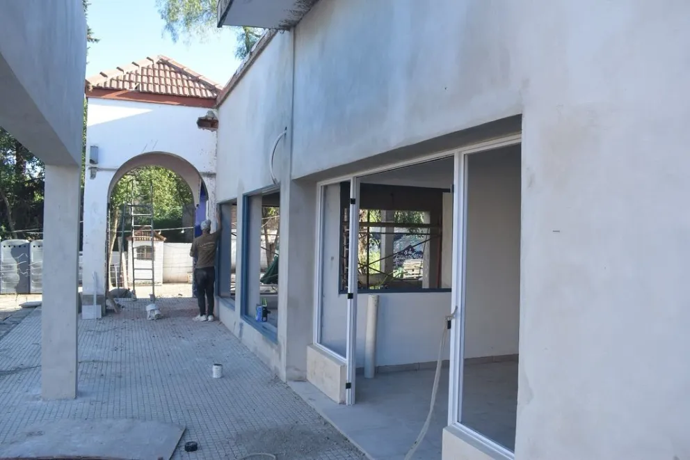 Ultimos trabajos en la vieja terminal de Merlo donde se inaugura el Mercado de Productores local.