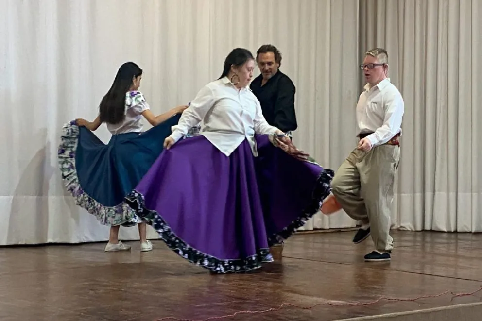 La jornada también contó con una destacada participación artística. Alumnos del grupo ‘Cofradía de Almas Danzantes’, bajo la dirección del profesor César Pereyra, realizaron una presentación de danza nativa e inclusiva.