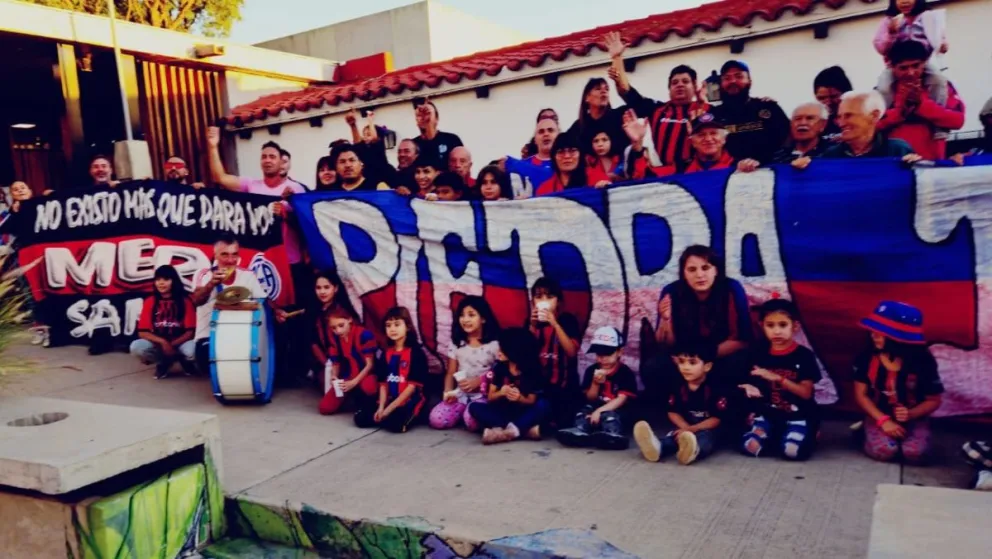 En una jornada que combinó la pasión por San Lorenzo, el cine y la cultura, varias generaciones de sanlorencistas se dieron cita para celebrar el Día del Hincha de San Lorenzo.