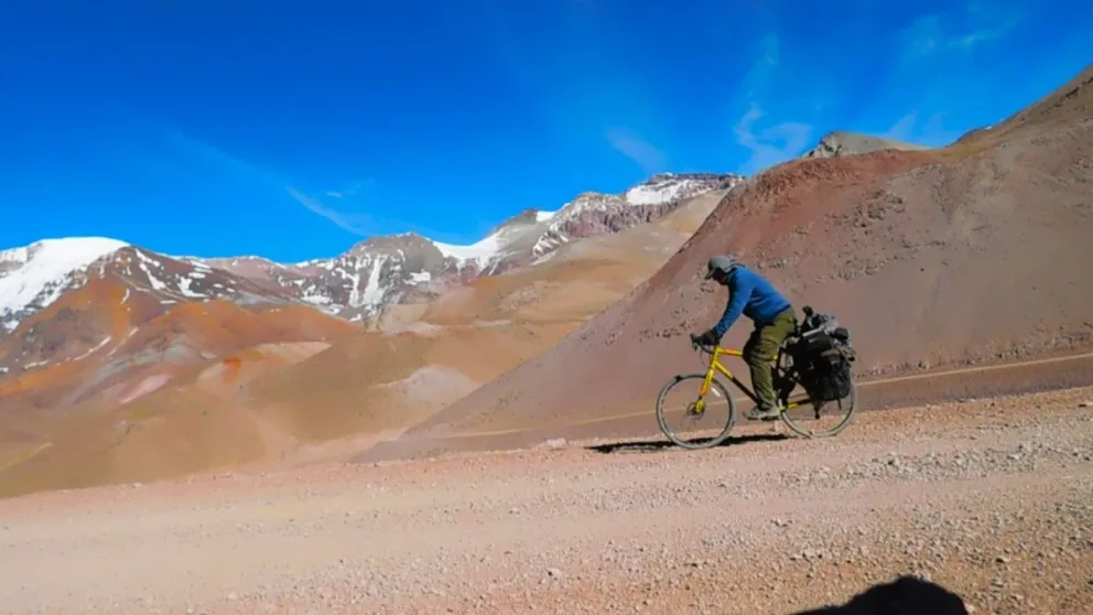 El merlino Pedro Strelin y su aventura de cruzar la cordillera en bicicleta.