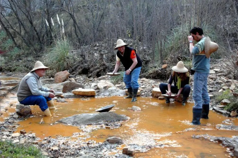 Actualmente, en La Carolina residen 300 personas, la mayoría se dedica a la actividad ganadera y turística. Muy pocos lugareños continúan con la búsqueda de oro en el río de forma artesanal y obtienen alrededor de 1 gramo cada 2 días.