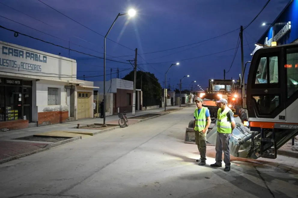 Vialidad provincial se encarga de la pavimentación y colocación de hormigón de 11 cuadras en las arterias más importantes, mientras que la Municipalidad va complementando con la refacción de las veredas, la ampliación de luminaria y la forestación.