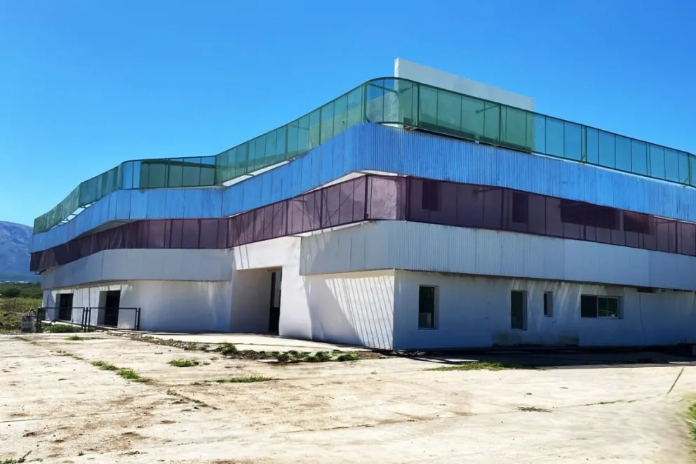 La dirección de Obras de Arquitectura y Viviendas informó que se instalaron las calderas y las bombas para el sistema de calefacción, al igual que artefactos de iluminación en las aulas en la escuela ubicada en el barrio 272 Viviendas.