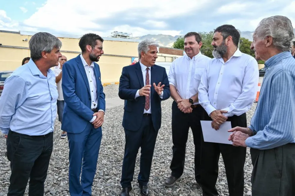 El Gobernador, junto a los responsables del comercio, y autoridades invitadas.
