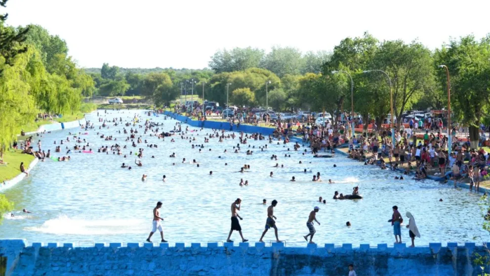 Turistas y vecinos disfrutan del balneario del río Conlara.
