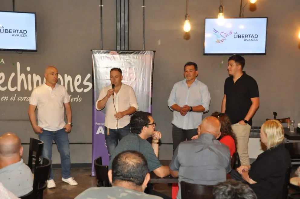 Reunión de simpatizantes de La Libertad Avanza en Merlo con la presencia de Bartolomé Abdala.
