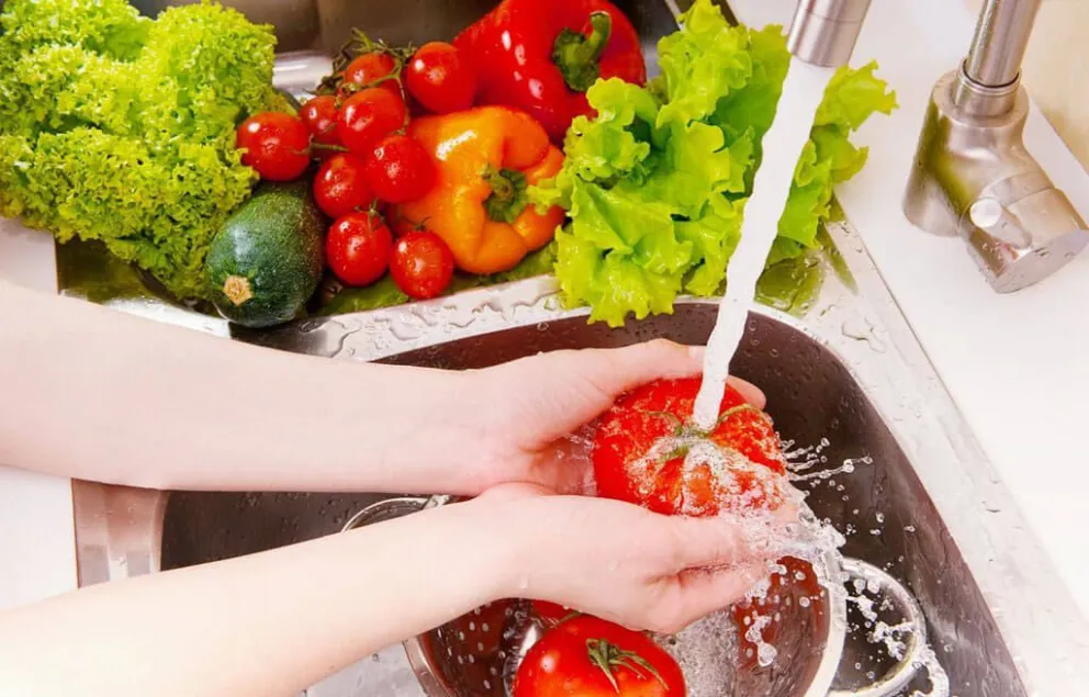 Lavar cuidadosamente frutas y verduras, sobre todo si se consumirán crudas.
