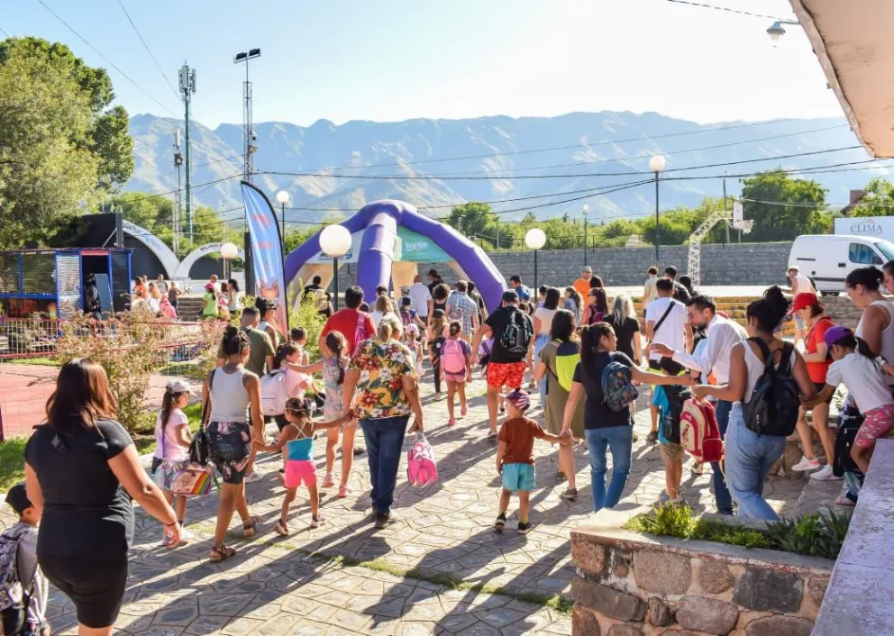 La colonia ofrece una variada agenda de actividades recreativas y deportivas, con acceso a la piscina, asegurando un verano lleno de diversión y aprendizaje para los niños y niñas de la ciudad.