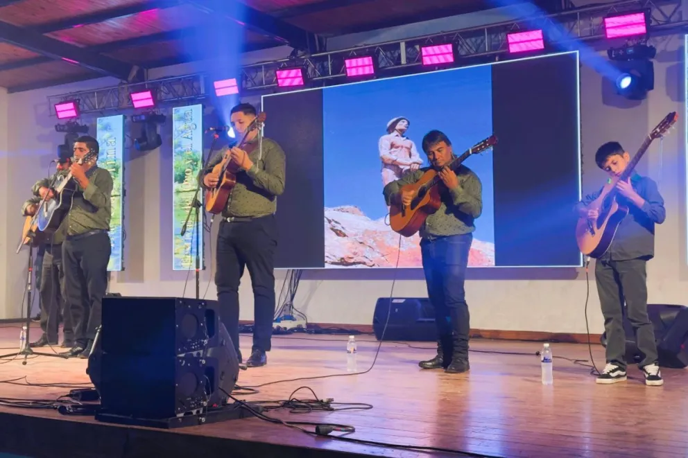 En La Carolina, brillaron los artistas locales ante una gran concurrencia de vecinos y turistas.