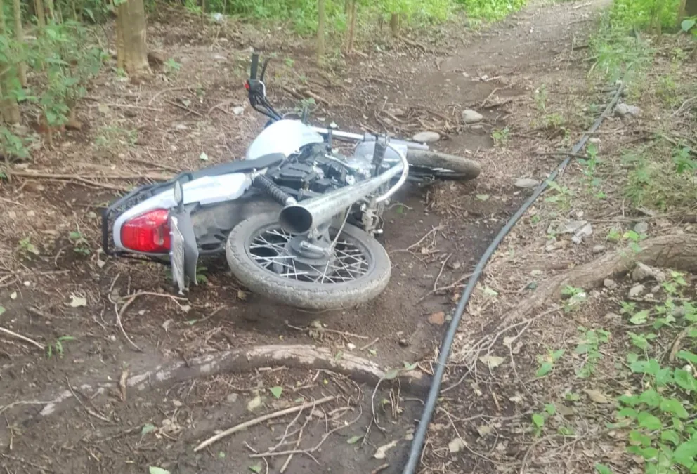 La moto hallada en un terreno baldío.