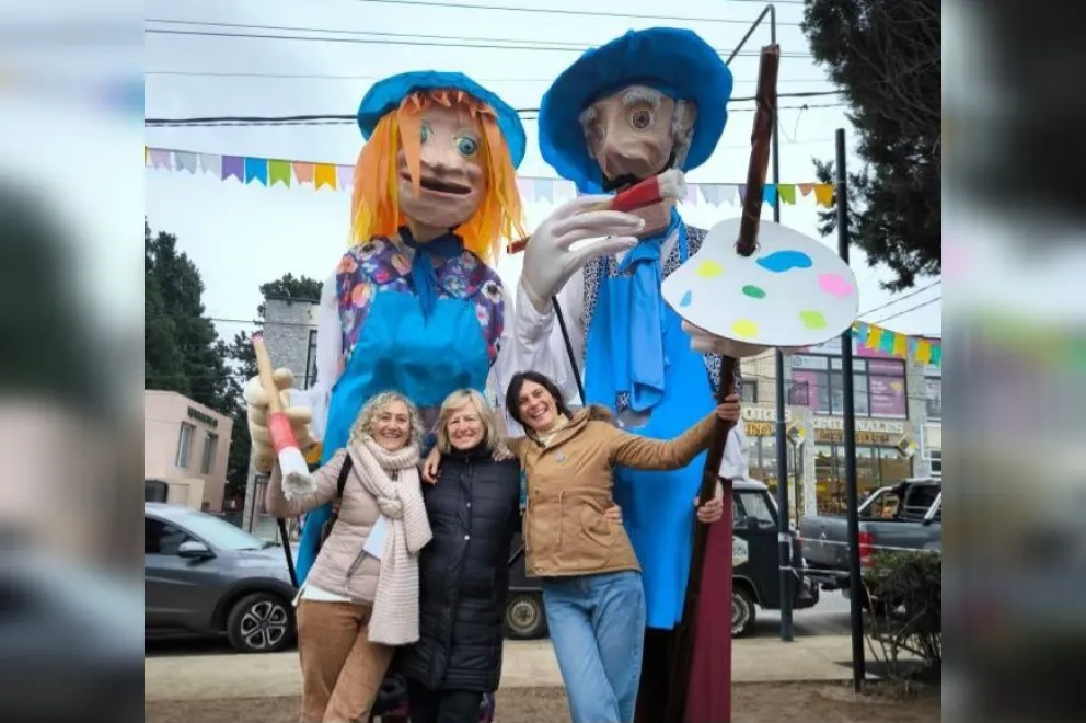 El trabajo está compuesto por 15 obras de las artistas visuales Silvia Isaia, Marcela Colaneri y Mary Klein.