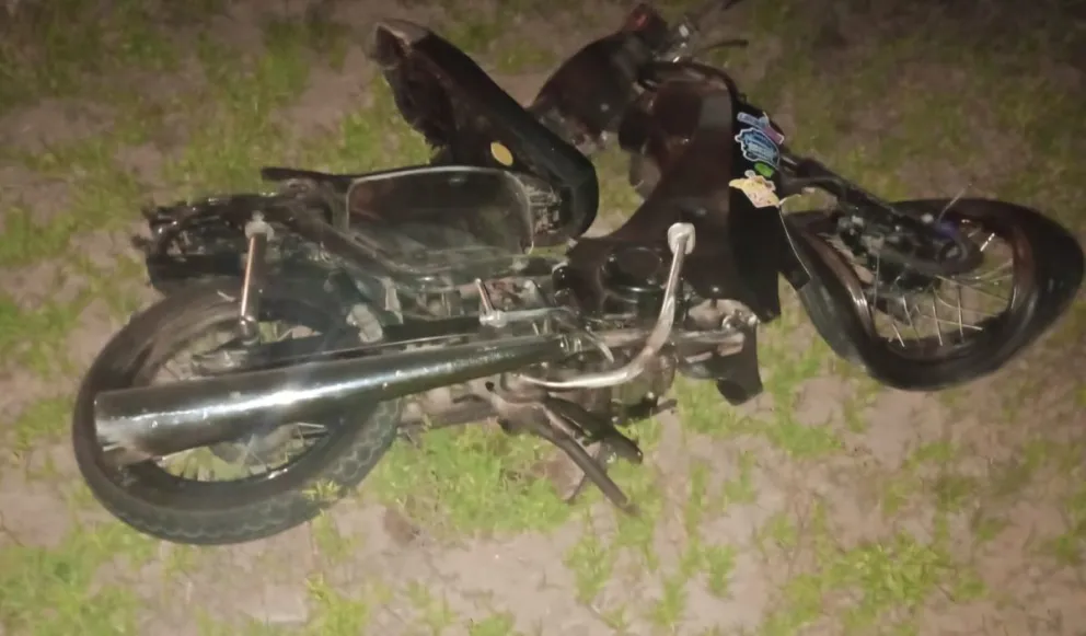 La moto en que circulaba un hombre y una mujer rumbo a Tilisarao cuando fueron chocados. Foto Policia de San Luis.