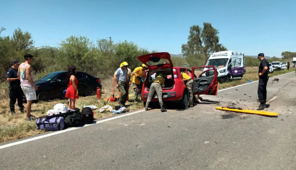 Violento choque entre dos autos dejó múltiples heridos. 
