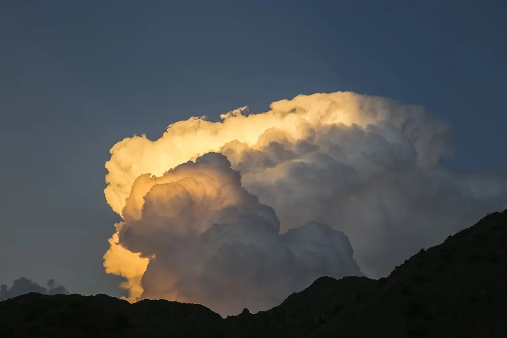 Según el informe, los fenómenos podrían estar acompañados por abundante caída de agua en cortos períodos, ocasional caída de granizo, intensa actividad eléctrica y ráfagas de viento fuertes.