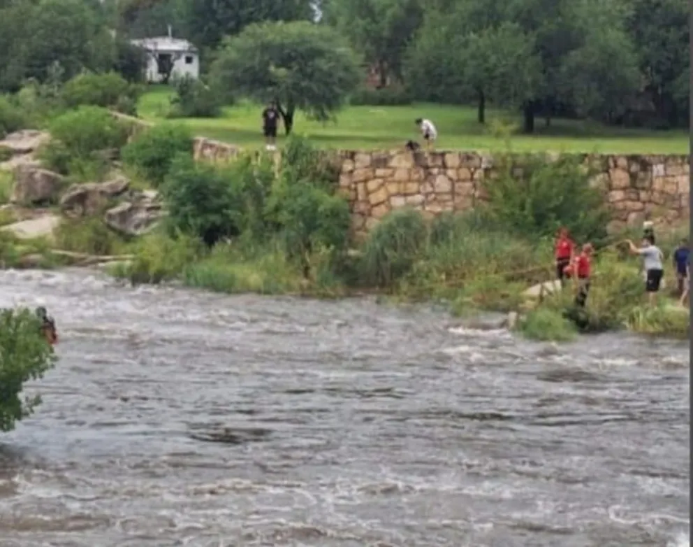 Rescatan a turistas atrapados tras la crecida del Río Mina Clavero. (Foto: Policía) 