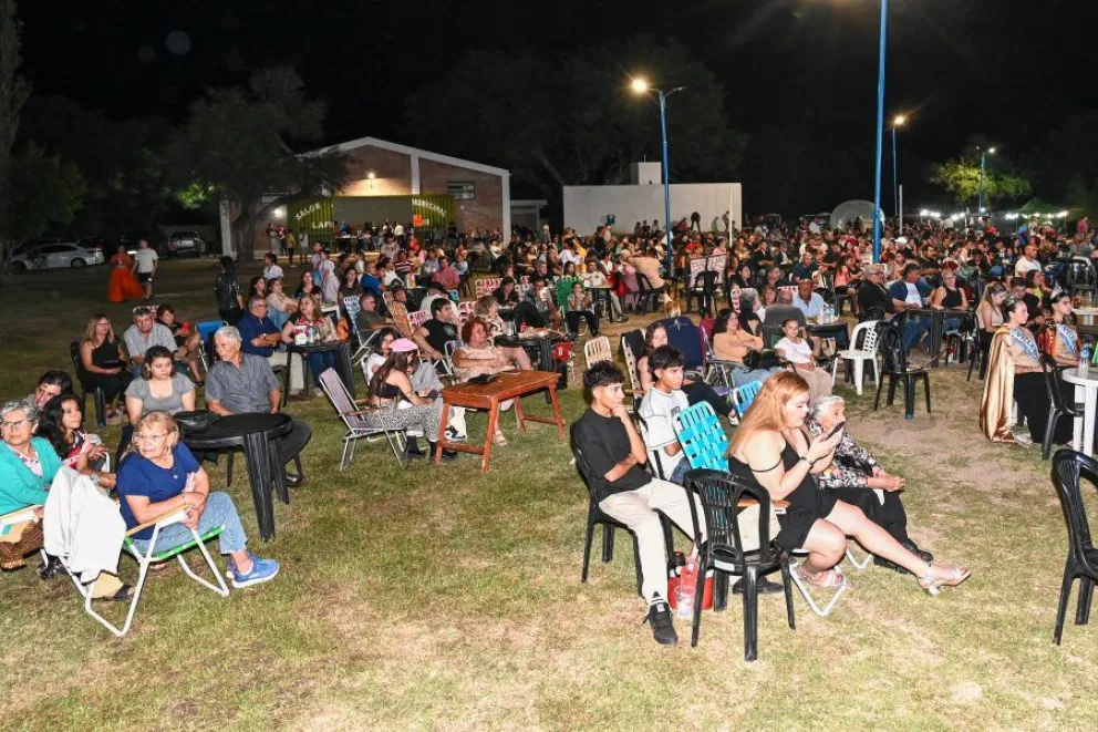 El Polideportivo Municipal fue el escenario elegido para que las más de 1.500 familias disfrutaran de una amplia grilla de espectáculos. Entre ellos, el Ballet Municipal, ADN Folclore, Renacer Chamamecero y Banda Mix, como cierre. 