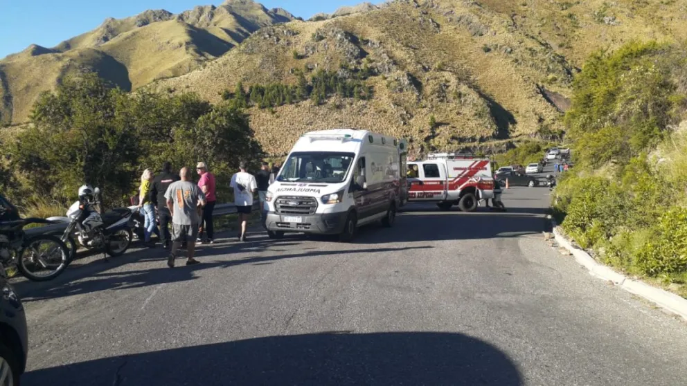Dos heridos al caer una moto a un barranco bajando del Mirador del Sol.