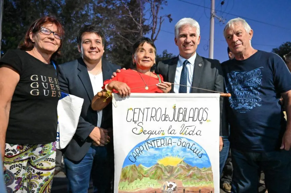 El Gobernador celebró junto al intendente Gastón Herrera y los vecinos la concreción del sueño del gas natural.
