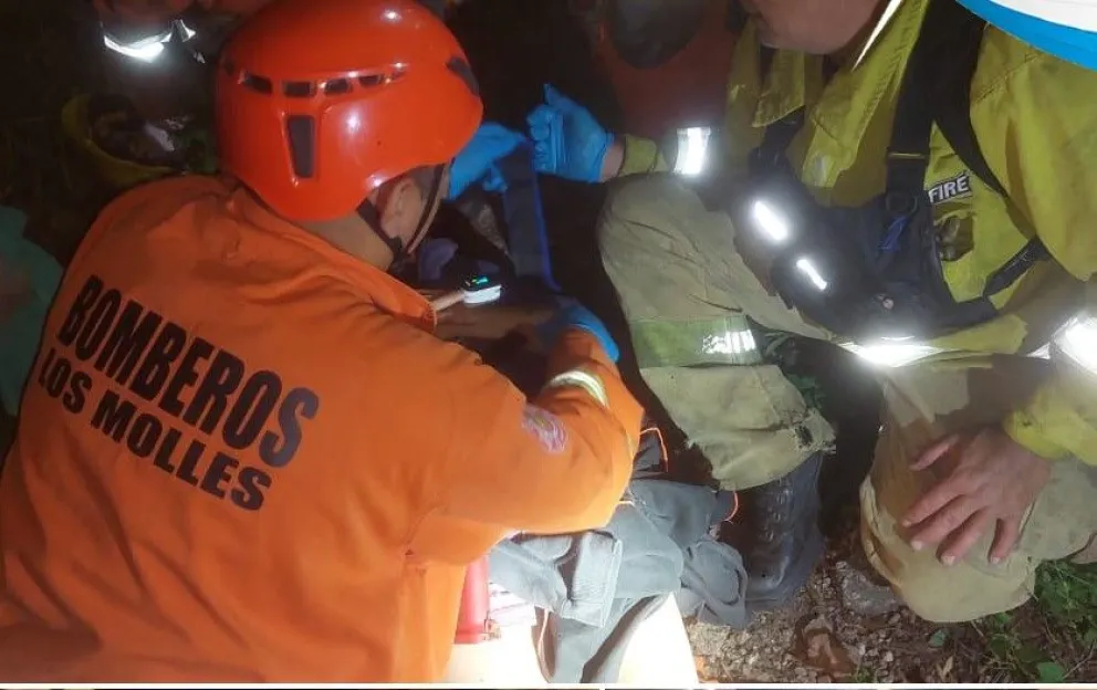 Rescate de una turista en la Quebrada de Villa Elena. Foto BBVV Los Molles.