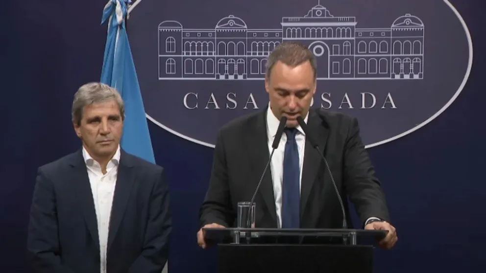 Caputo y Adorni hicieron el anuncio de una baja en las retenciones al campo. (Foto: NA)