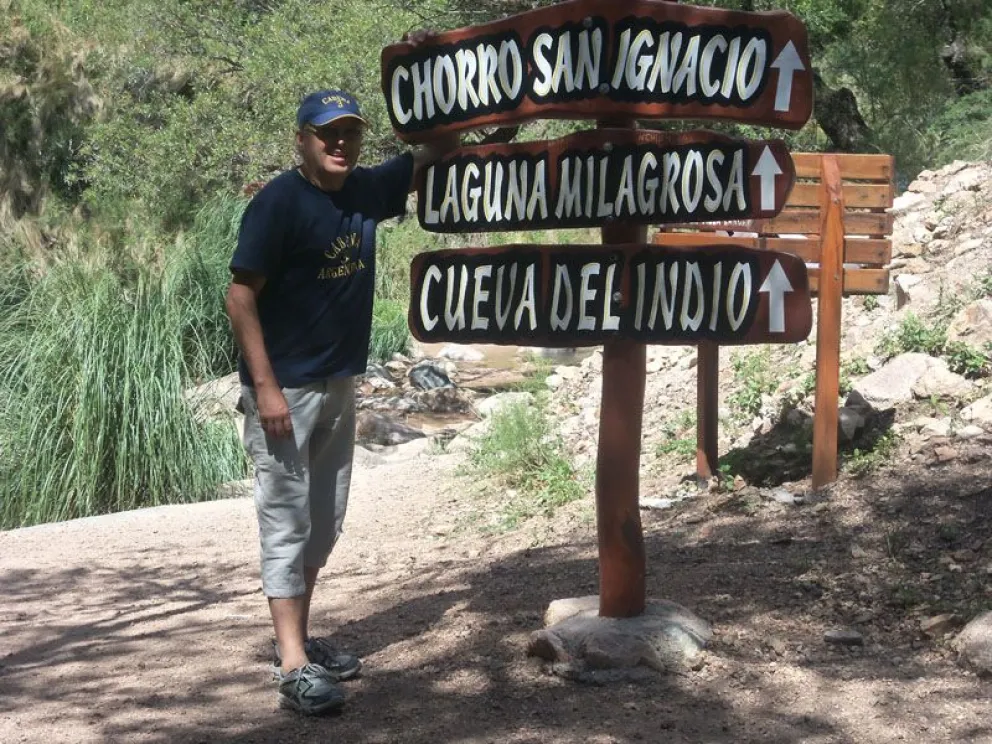 Esta caída de agua de 18 metros queda de camino a Villa Larca y es visitada por cientos de turistas cada temporada que se maravillan con el entorno de las sierras puntanas que lo rodean.

