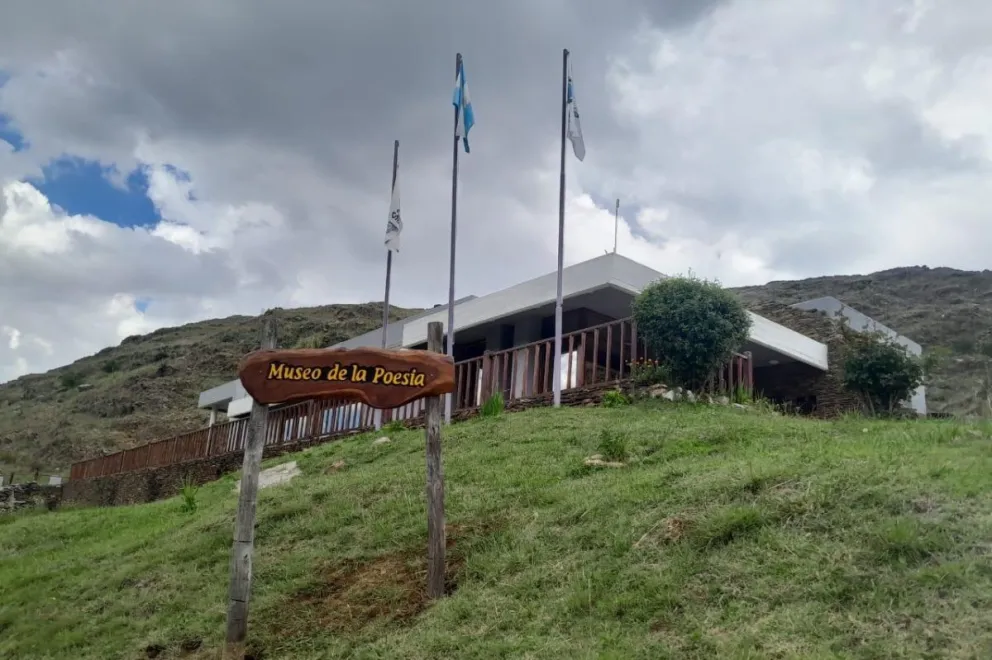El Museo de la Poesía Manuscrita ‘Juan Crisóstomo Lafinur’ está integrado por un laberinto, un monumento funerario, una sala audiovisual, su casa natal y una plazoleta. Este atractivo cultural puede ser visitado por los turistas de lunes a lunes.