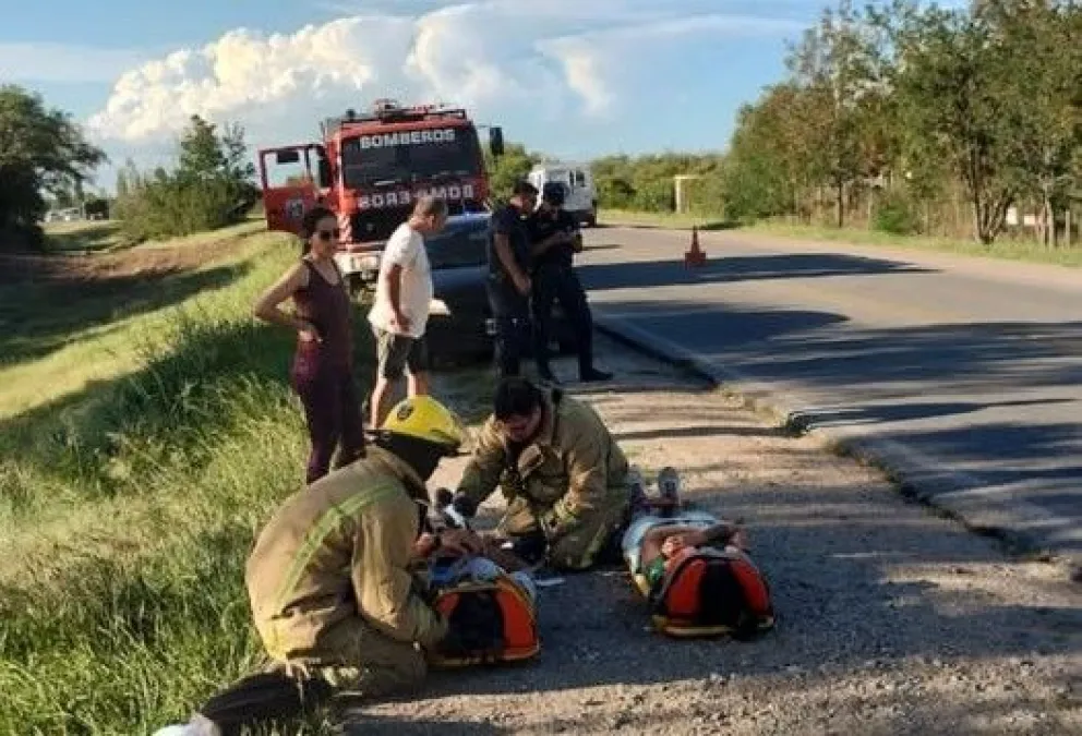 Un accidente de tránsito ocurrido el pasado lunes en la Ruta 1, kilómetro 12, al límite con la localidad de Los Molles, dejó a dos personas heridas tras chocar una motocicleta. Foto Bomberos Carpintería. 