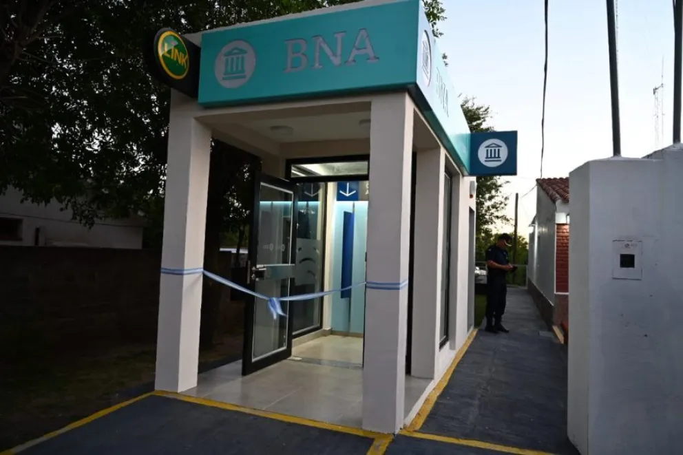 El gobernador, Claudio Poggi, junto al intendente, José Luis Gauna, inauguraron el nuevo recinto y cajero automático del Banco Nación Argentina, una obra que beneficiará tanto a los residentes locales como a los habitantes de parajes de la zona,