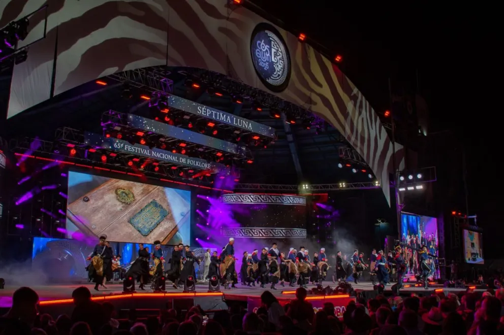 Con el apoyo del ministerio de Turismo y Cultura, la comitiva estuvo integrada por 64 artistas, incluyendo 50 bailarines, 13 músicos, cantantes y un actor, más el equipo técnico.