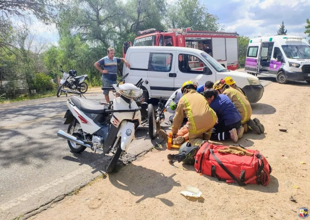El choque fue frontal y movilizó a personal de seguridad, bomberos y SEMPRO.