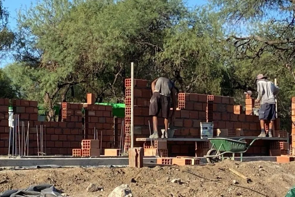 Avanza la construcción de viviendas en la Villa de Merlo.