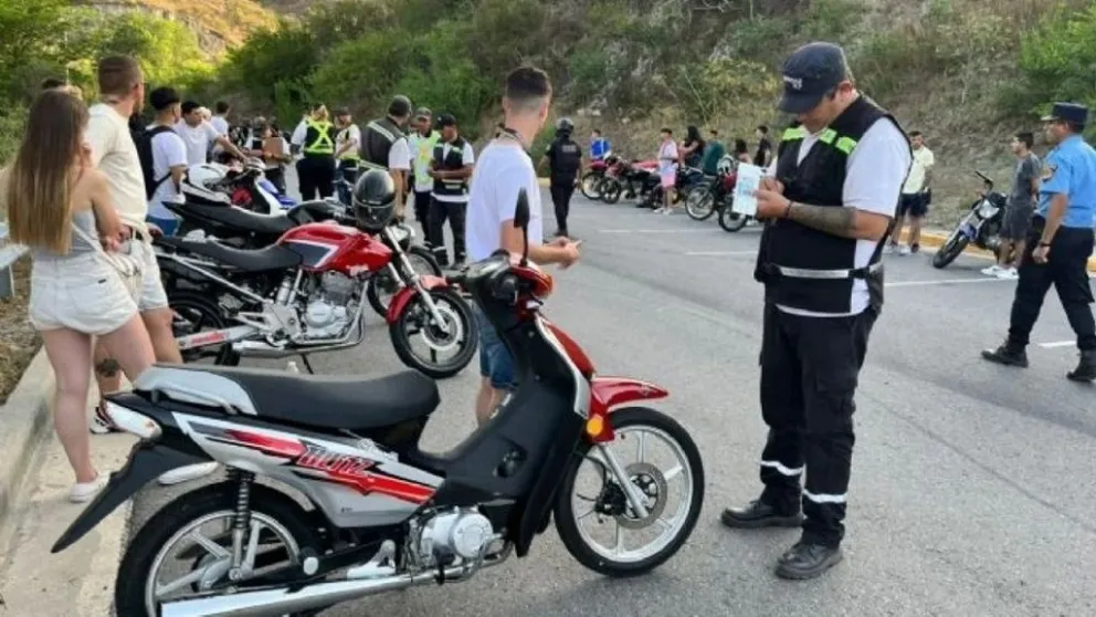 Carlos Paz prohibió que se cargue combustible a las motos con escapes libres.
