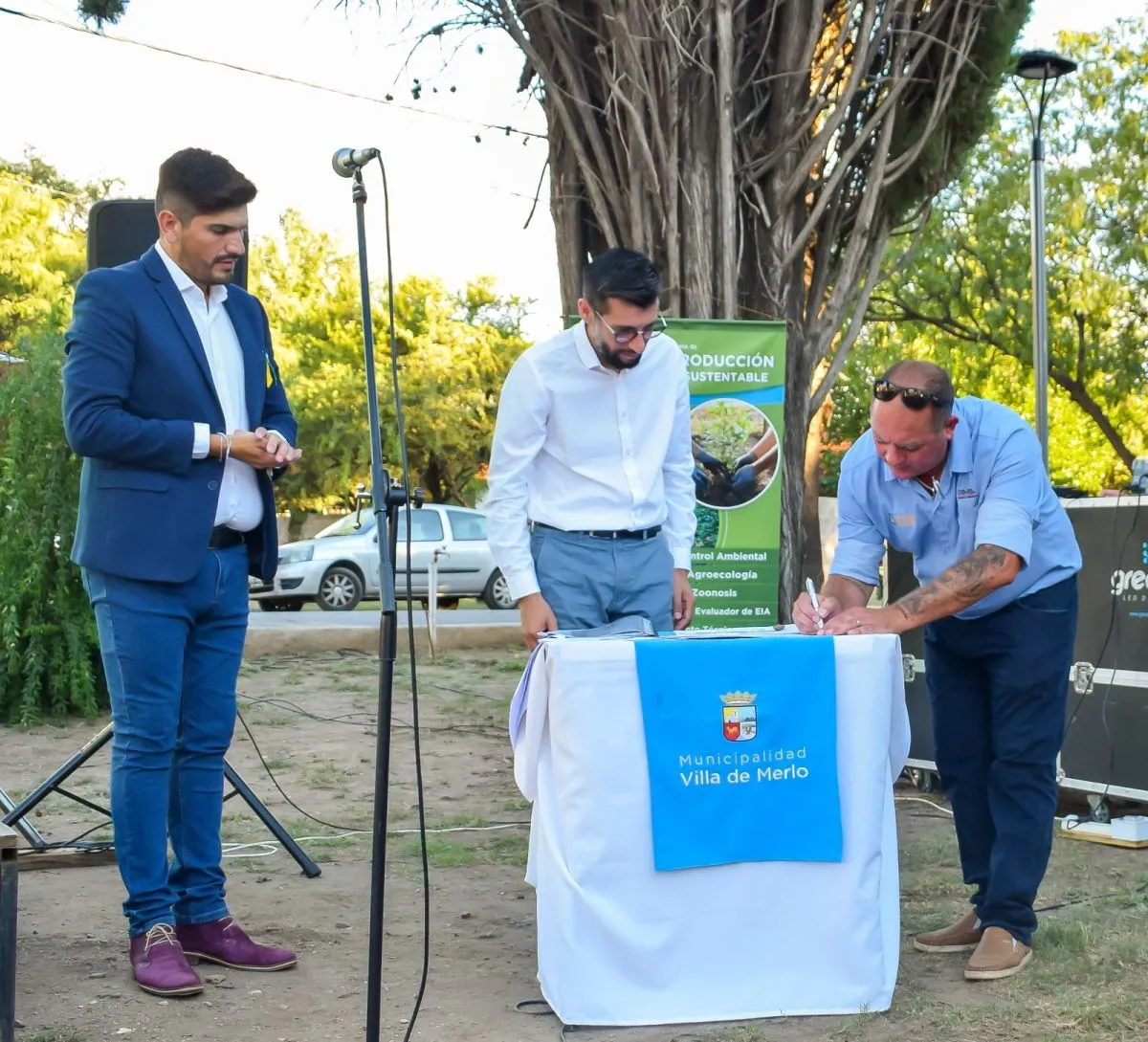 Firma de convenio on la empresa DH-SH para la recolección y tratamiento del aceite vegetal usado
