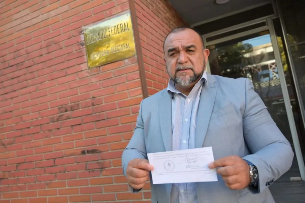 Maxi Frontera sale de la Secretaría Electoral, tras presentar su renuncia al PJ. Foto depolitica.com.ar
