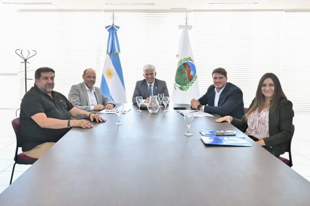 Luego de la firma, el Gobernador se interiorizó en las necesidades de Villa Larca
