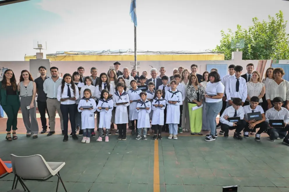 El gobernador Claudio Poggi remarcó que su visita “era una manera de visibilizar estas escuelas del interior de nuestra provincia, donde todo implica un esfuerzo adicional para los chicos, para sus padres, para los docentes".