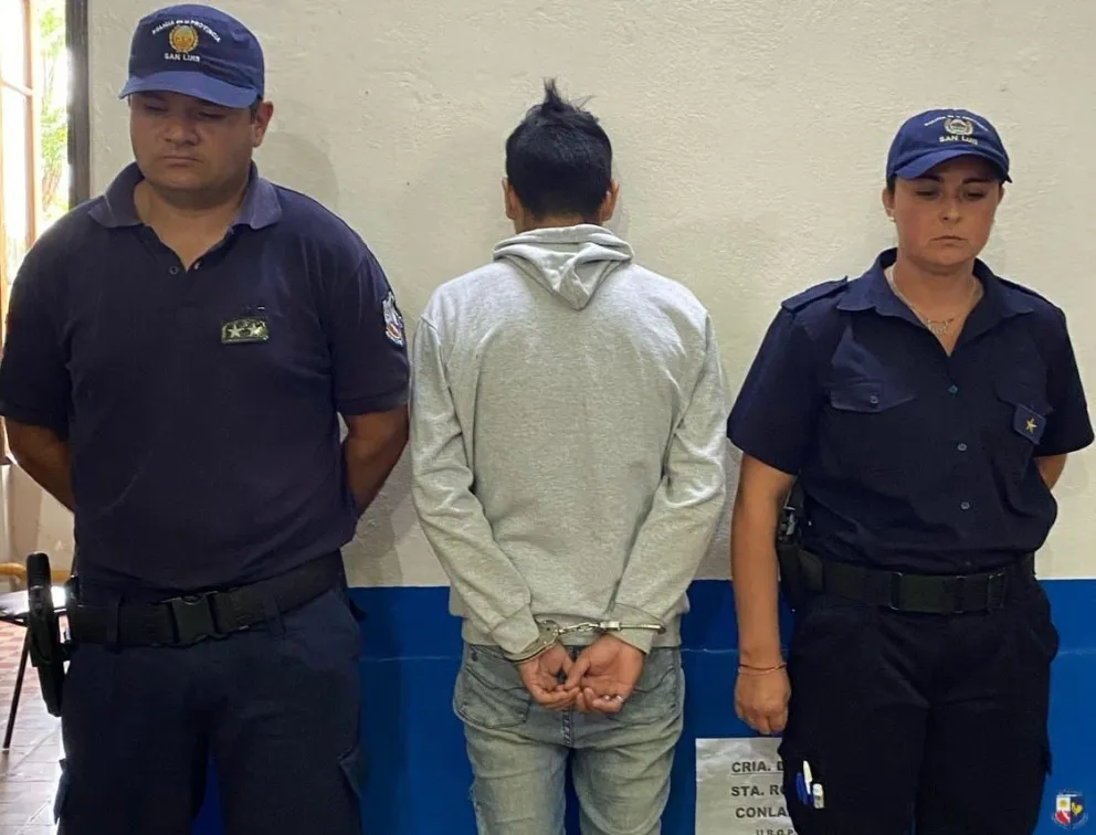 En base a diversas tareas investigativas, los efectivos policiales de la Comisaría 25 identificaron a los presuntos autores materiales del hecho: un hombre de 25 años y un adolescente de 17 años.